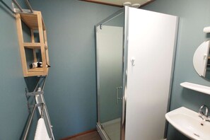 Douche, séchoir à cheveux, serviettes fournies