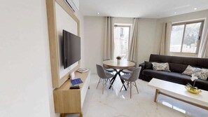 32-tums platt-tv med kabelkanaler och tv