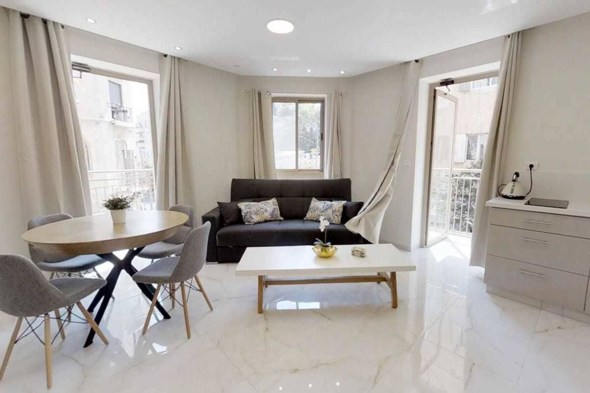 Televisor de pantalla plana de 32 polzades amb canals per cable