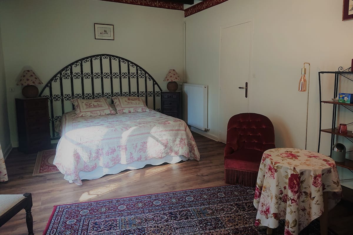 1 bedroom, blackout curtains, free WiFi, bed sheets