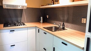 Coffee/tea maker, fridge, microwave, stovetop - Amsterdam Farm Lodge: group accommodation (Amsterdam)