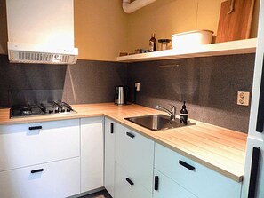 Kühlschrank, Mikrowelle, Herdplatte, Wasserkocher mit Kaffee-/Teezubehör