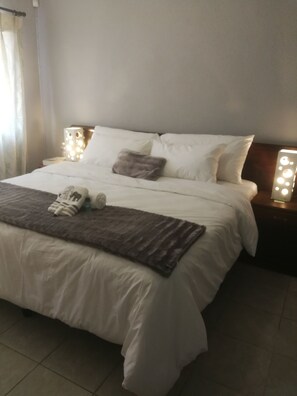 1 Schlafzimmer, laptopgeeigneter Arbeitsplatz, schallisolierte Zimmer