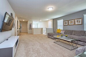 Living area - 6BR Solterra Pool Home | Jacuzzi, Game Room, BBQ & Dog Friendly (Davenport)