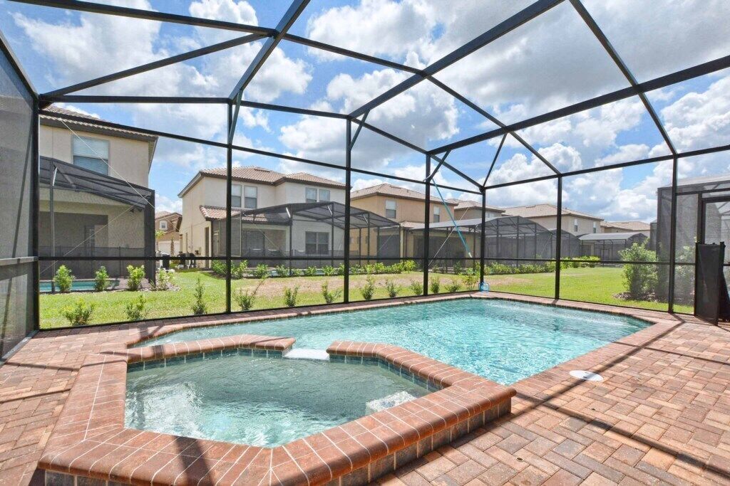 Beautuful Dog Friendly with Private Pool & Jacuzzi, Game Room, BBQ, Lazy River & Clubhouse, Free WiFi!!