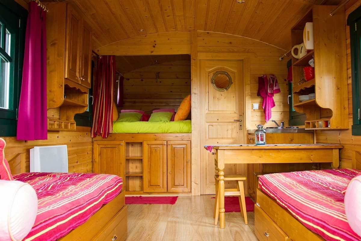 Kamar | 1 kamar tidur dan didekorasi berbeda-beda