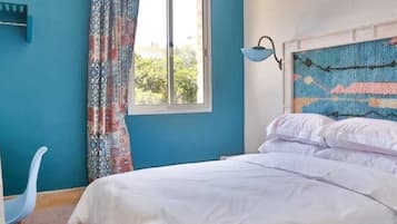 Con stile personalizzato, con arredamento individuale, una scrivania