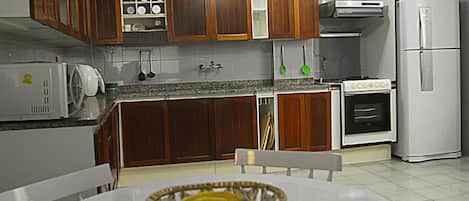 冷蔵庫、電子レンジ、オーブン、コンロ