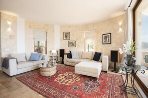 TV, books, stereo, offices - Villa Narnia -3 bedroom hillside villa with fantastic views of Kalkan Bay (Kalkan)