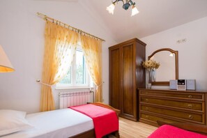 3 slaapkamers, een strijkplank/strijkijzer, gratis wifi, beddengoed