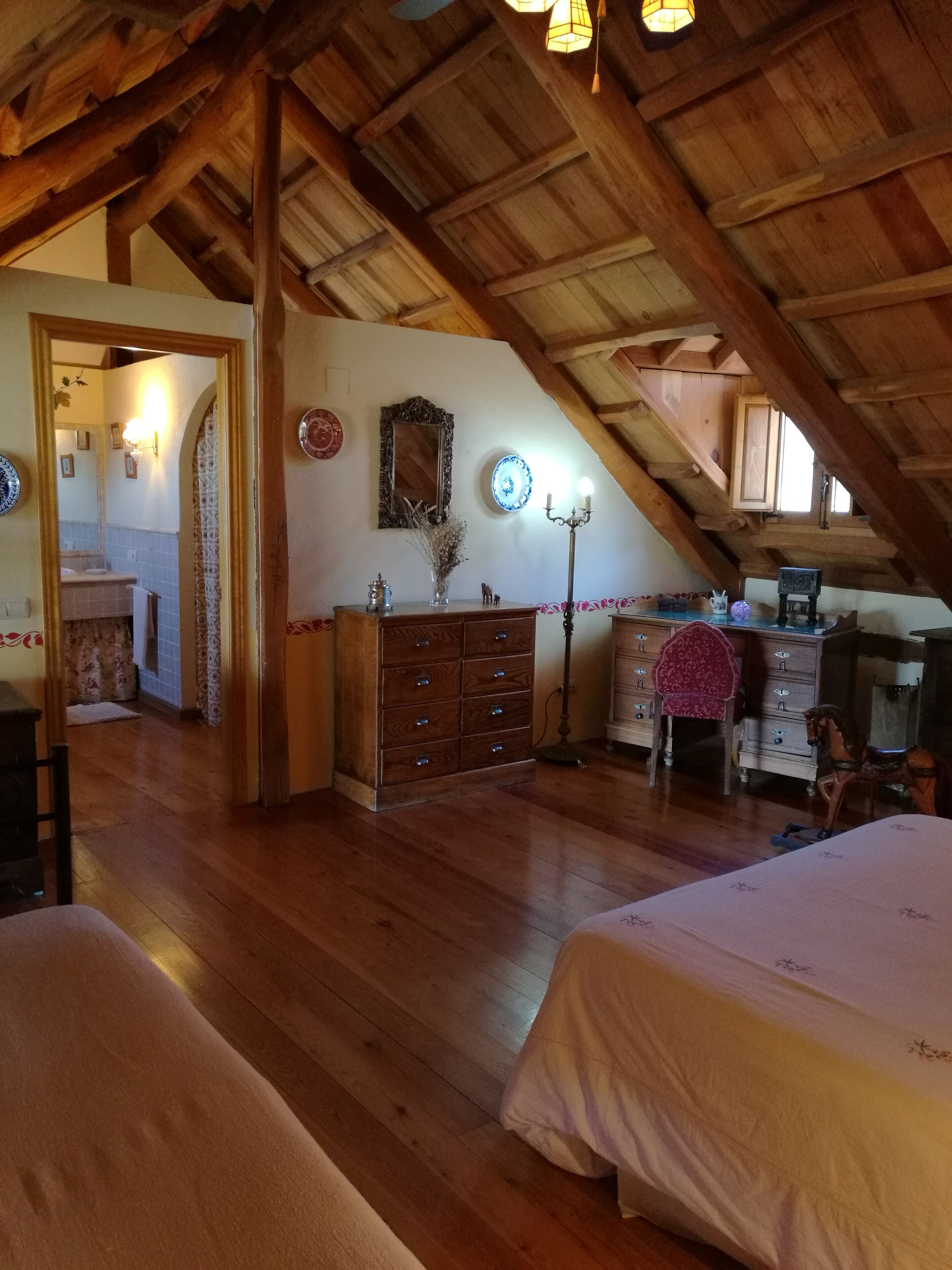 3 dormitorios, tabla de planchar con plancha, ropa de cama