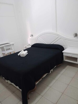 In-room safe, desk, laptop workspace, free WiFi - Hotel Crespo (Crespo)