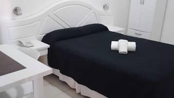 Cofres nos quartos, escrivaninha, espaço de trabalho para notebook