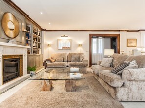 Fernseher, Kamin, Stereoanlage