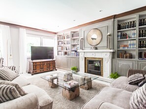 Fernseher, Kamin, Stereoanlage