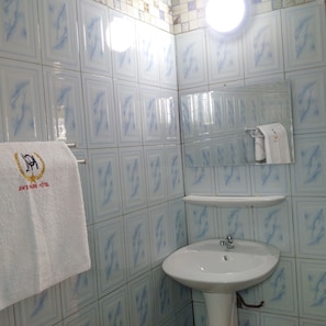 Buồng tắm vòi sen, vòi sen phun mưa, khăn tắm, xà phòng