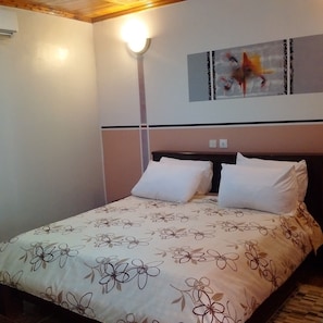 Comfort Double Room | Minibar, individually decorated, individually furnished, desk