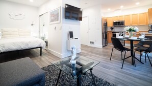 A modern apartment with a bedroom, living area, and kitchen. - Modern Studio in the Heart of the City II (Seattle)