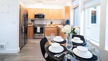 Een koelkast, een microgolfoven, een oven, een kookplaat