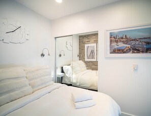 1 chambre, fer et planche à repasser, lit de bébé portatif
