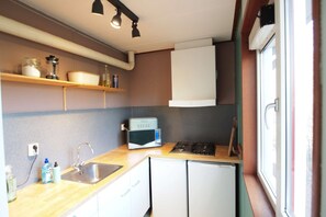 Kühlschrank, Mikrowelle, Herdplatte, Wasserkocher mit Kaffee-/Teezubehör