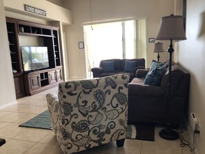 Smart TV, videojuegos, futbolito y videoteca 