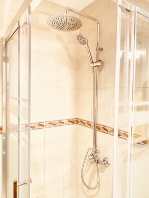 Combined shower/tub, hair dryer, bidet, towels - RINCÓN ☀️ WIFI + NETFLIX + POOLS + SEA ☀️ (La Cala del Moral)