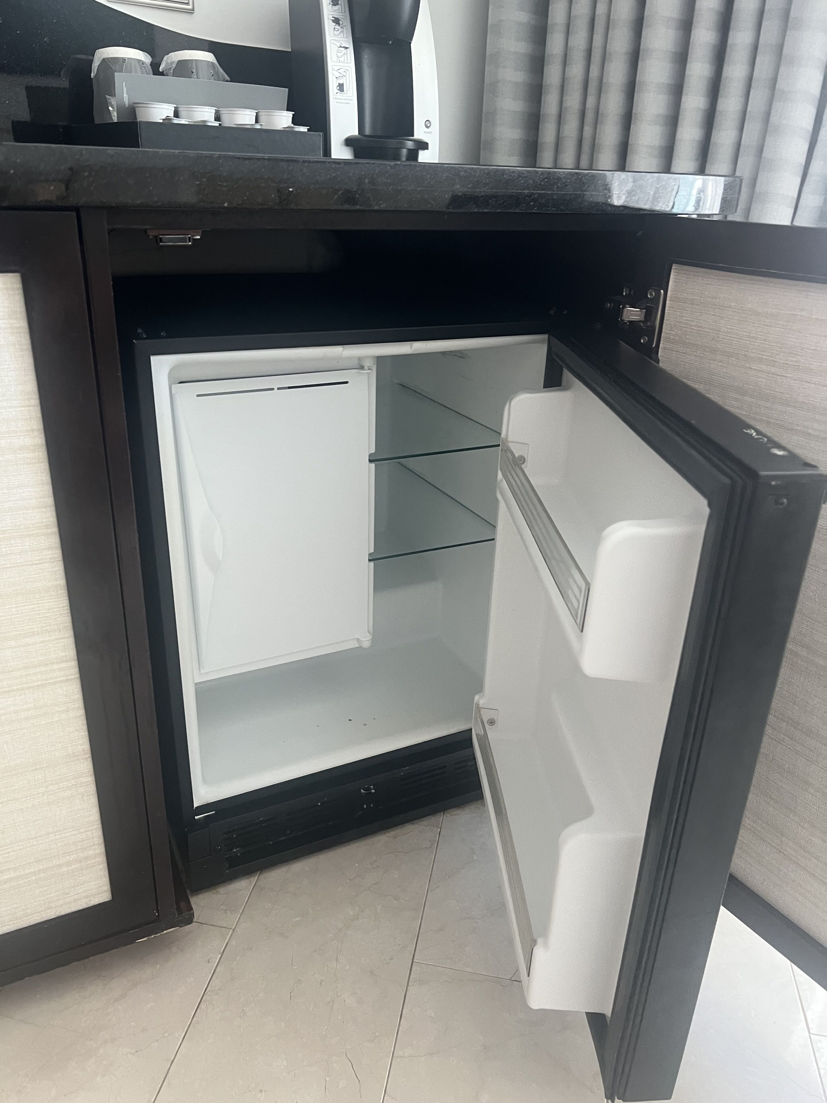 microwave, toaster, cookware/dishes/utensils, freezer