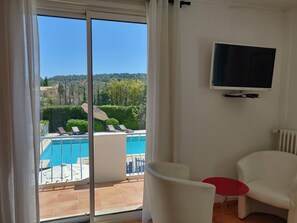 Fernseher, Kamin, Tischtennisplatte, BĂŒcher