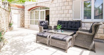 Holiday Home King - Four Bedroom House with Terrace