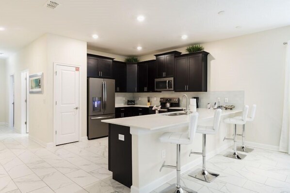 Maison | Cuisine privée | Réfrigérateur, four à micro-ondes, un four, surface de cuisson