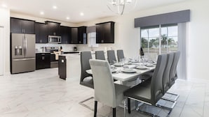 House | Private kitchen | Coffee/tea maker, fridge, microwave, oven - 6BR 6BA Pool Home in ChampionsGate (Davenport)