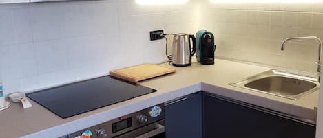 Fridge, oven, stovetop, coffee/tea maker