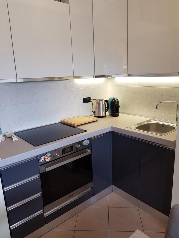 Refrigerador, horno, parrilla de estufa y cafetera y tetera 