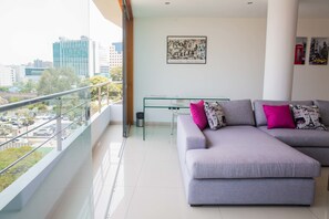 Apartment, 2 Schlafzimmer, Balkon | Wohnbereich | 42-Zoll-Smart-TV mit Kabelempfang, Fernseher