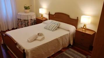 4 habitaciones, escritorio y tabla de planchar con plancha