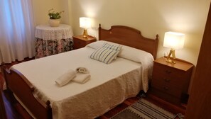 4 habitaciones, escritorio y tabla de planchar con plancha 