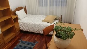 4 bedrooms, desk, iron/ironing board, bed sheets