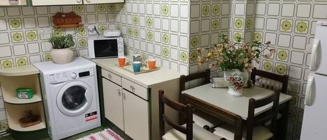 冰箱、微波炉、烤箱、炉灶