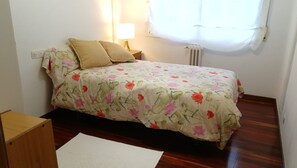 4 bedrooms, desk, iron/ironing board, bed sheets