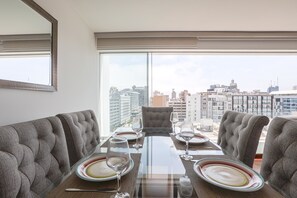 Großer Kühlschrank, Mikrowelle, Ofen, Herdplatte