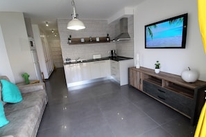 Fridge, microwave, stovetop, coffee/tea maker - Apartment with large terrace and beautiful pool view, solarium, private parking (Costa Adeje)