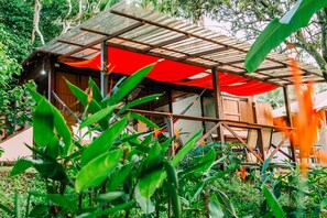 Deluxe-bungalow, 2 keskisuurta parisänkyä (Roble) | Terassi/patio