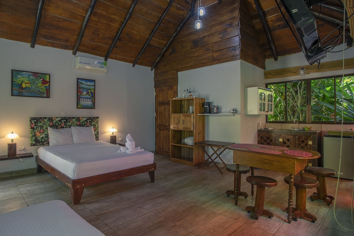 Bungalow Deluks, 2 Tempat Tidur Queen (Almendro) | 1 kamar tidur, seprai antialergi, bantalan ekstra lembut, dan minibar
