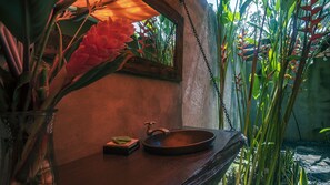 Deluxe-bungalow, 1 suuri parisänky (Corteza) | Kylpyhuone | Suihku, ilmaiset hygieniatuotteet, pyyhkeet, saippua