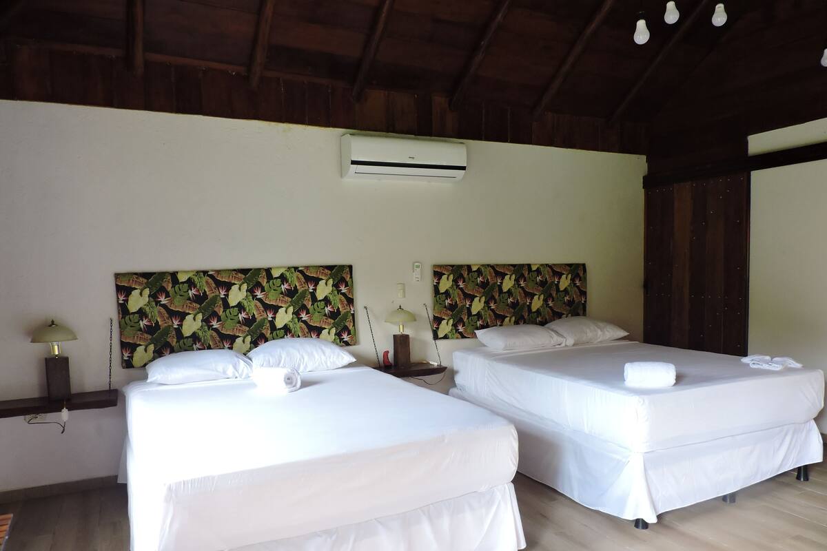 Bungalow Deluks, 2 Tempat Tidur Queen (Roble) | 1 kamar tidur, seprai antialergi, bantalan ekstra lembut, dan minibar