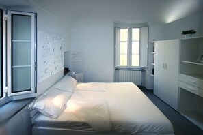 2 bedrooms, desk, soundproofing, travel crib