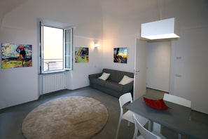 Smart TV, DVD player, books, offices