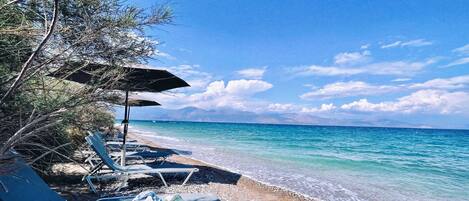 Aan het strand, ligstoelen aan het strand, strandlakens