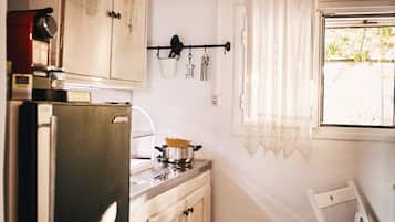 Refrigerador, horno, cafetera y tetera y tetera eléctrica